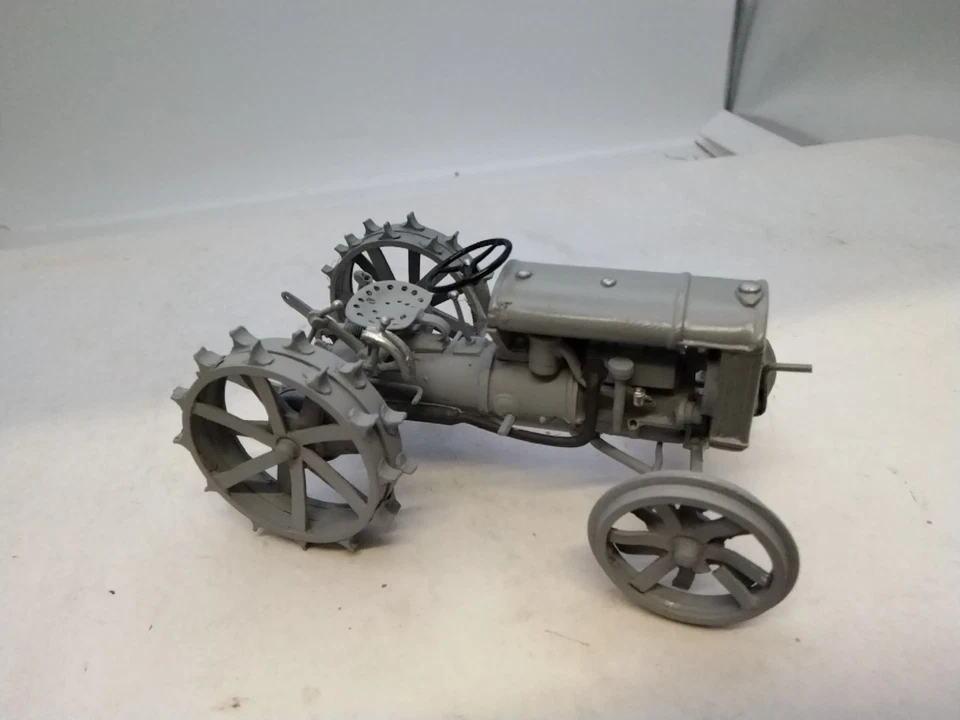 Trattore agricolo Fordson vintage modelli Browns ottime condizioni ruote spud - Immagine 1 di 4