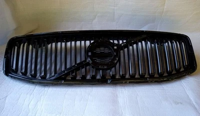 Base rejilla radiador delantero Volvo XC60 XC-60 2018-2021 - sin cromo ni emblema Foto 1 de 4