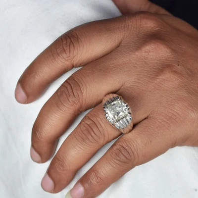 Enorme anillo de diamantes grises de corte radiante certificado de 5,25 quilates, sin arancel. Foto 1 de 4