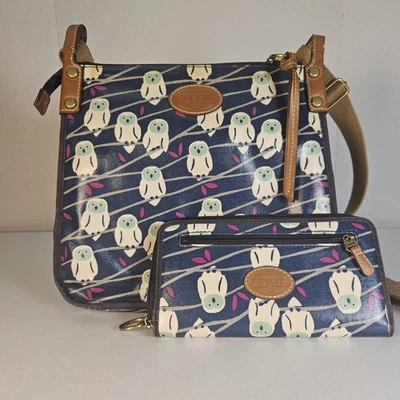 Bolsa tiracolo e conjunto de pulseira com estampa de coruja fóssil - acabamento em lona e couro - Imagem 1 de 4