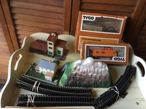 TYCO TRAIN PARTS HO SCALE TUNNEL TRACKS 2- BUILDINGS HO POWER PACK CABOOSE ETC - Picture 1 of 20