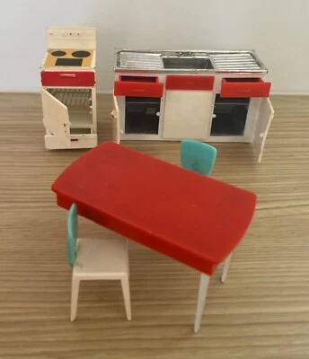 Triang Spot On 1:16 Jennys Home pia unidade, mesa de cozinha, 2 cadeiras e fogão JH4 - Imagem 1 de 4