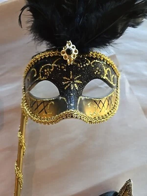 4 - Máscara de bola de mascarada veneciana de Mardi Gras dorada con plumas negras   Foto 1 de 4