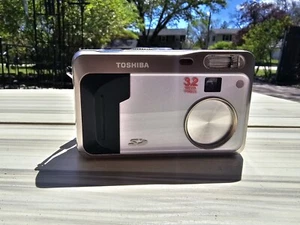 Vintage Toshiba PDR-3330 Digital Still Camera 3.2 Million Pixel CCD 6X Zoom - Picture 1 of 3