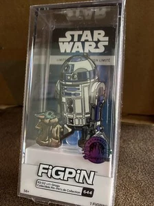 FiGPiN Exclusivo Parques Disney 2022 Star Wars R2-D2 con Pin Baby Yoda Grogu #644 - Imagen 1 de 2