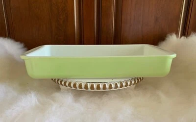 Vintage Pyrex 232 Lime Green Milk Glass Oblong Baking Dish 11 3/4 x 7 1/2, 2 QT - Image 1 of 4