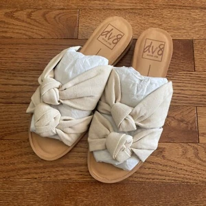 Stitch Fix DV8 Paz Textile Knotted Slide Sandals Off White Size 7.5 NEW - Picture 1 of 5