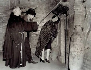 1939 Guía de fotos vintage líder hermano y visitantes en las catacumbas de San Sebastián - Imagen 1 de 2