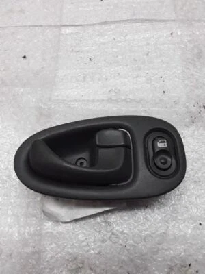 Manija interior puerta delantera pasajero derecho RF AWD V6 negra 2003 Saturn Vue Z-51P Foto 1 de 4