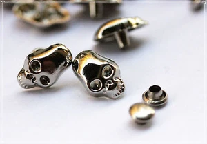 25pz Borchie sfuse teschio a rivetto color argentato*25 skull rivet stud silver - Picture 1 of 1