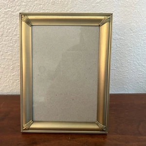 Vintage Malden Gebürstet Gold Metall Bilderrahmen 5x7 Vertikal Verzierte Ecken BHs - Bild 1 von 5