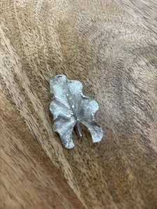 Vintage Monet Blatt Brosche Anstecknadel strukturiert silberfarben 2” x 2” - Bild 1 von 5