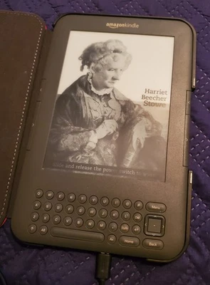 WORKING 3d GEN AMAZON KINDLE D00901 Wi-Fi , BLK, 6" SCREEN, CASE/CHARGER BUNDLE - Image 1 of 4