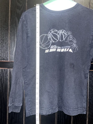 Camisa negra de manga larga para niños con estampado de baloncesto blanco azul marino antiguo talla mediana Foto 1 de 4