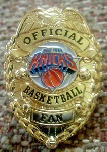 NEW YORK KNICKS OFFICIAL BASKETBALL FAN BADGE PIN - Picture 1 of 3