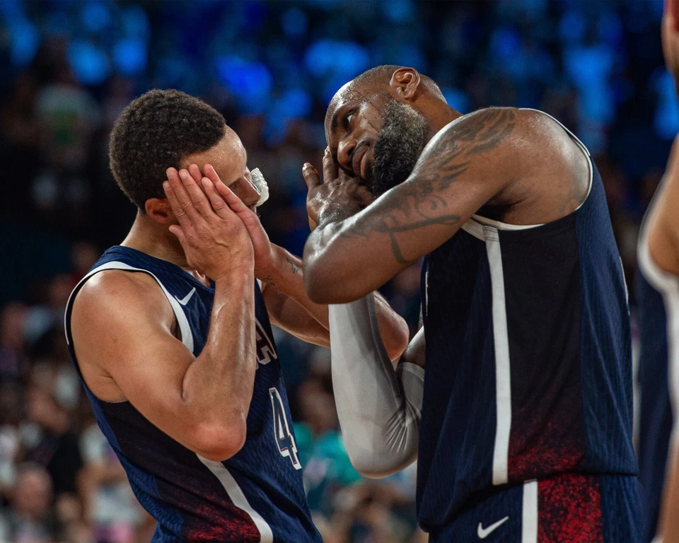 Foto da NBA Steph Curry e LeBron James gesto de sono Paris 2024 Olimpíadas EUA 8x10 - Imagem 1 de 1