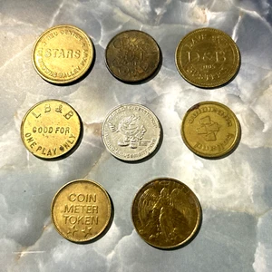LOTTO GETTONI intrattenimento assortiti vintage - 8 pezzi - Foto 1 di 6