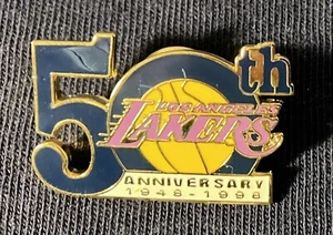 LA LAKERS 50 ANIVERSARIO SOLAPA/PIN SOMBRERO 1948-1998 - Imagen 1 de 3