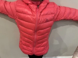 SUDADERA CON CAPUCHA ADIDAS OUTDOOR LIGHT DOWN SUPER ROSA #SM $149 - Imagen 1 de 5