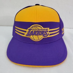 De Colección Adidas Los Ángeles LAKERS Campeones del Mundo NBA Sombrero Gorra a Rayas Ajustado 7 3/8 - Imagen 1 de 14