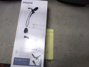 Grifo de ducha para bañera Moen 82611BL Brecklyn negro mate con una sola manija imán de 6 pulverizadores - Imagen 1 de 3