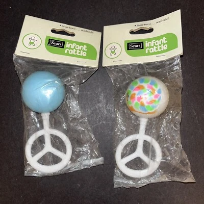 Juego de 2 sonajeros infantiles vintage Sears nuevos stock antiguos coloridos para bebés Foto 1 de 4