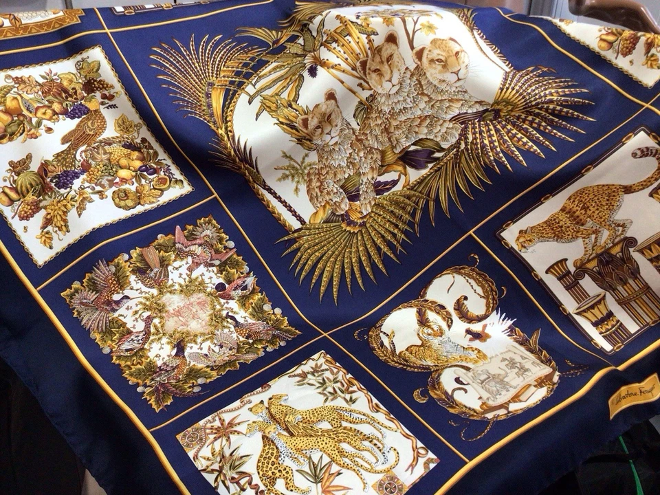 SALVATORE FERRAGAMO “老虎” 丝绸围巾 ( 35 英寸 x 35 英寸) 全新 — 第 1/4 张图片