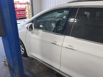 2020 Chrysler Pacifica Left Front Door Trim Panel Tan OEM Used 408650 Foto 1 de 4