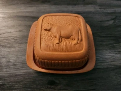 Plato de mantequilla cubierto de vaca de terracota vintage con tapa Foto 1 de 4