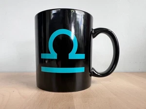 Taza de café Libra horóscopo signo zodiaco regalo 23 de septiembre - 22 de octubre negra - Imagen 1 de 5