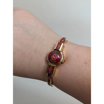 Reloj Chandler Vintage Cuerda Manual Tono Dorado Rojo Floral Esmalte Peek a Boo Foto 1 de 4