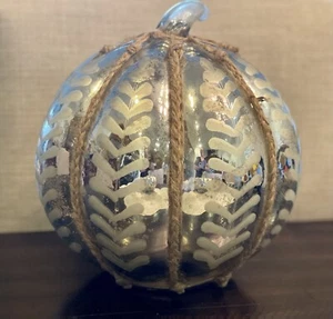 Calabaza de vidrio plateado de 10” de alto con detalle de cuerda trenzada decoración de otoño de Halloween - Imagen 1 de 4