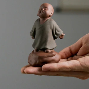 Estatua de monje de Buda chino decoración de mesa de estudio arcilla púrpura té mascota adorno - Imagen 1 de 14