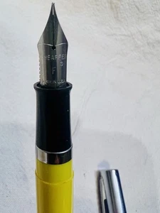 Penna stilografica vintage Sheaffer - gialla con tappo colore cromato - pennino M - USA - Foto 1 di 10