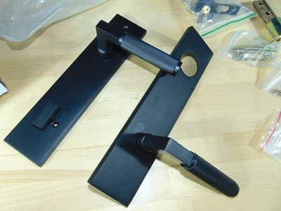 Juego de puerta de entrada de latón Tolland - Manija de palanca - SIN respaldo - Mano derecha Foto 1 de 4