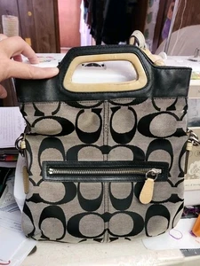 Coach Bonnie Signature Logo Print Black White Foldover Crossbody Look At Picture - Bild 1 von 11