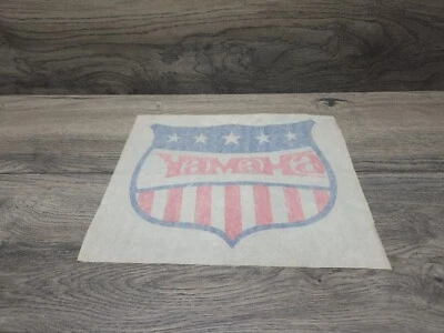 Original Vintage Años 70 Yamaha Shield Moto Rojo Blanco Azul Hierro En Transferencia  Foto 1 de 4