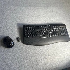 Microsoft Wireless Comfort Keyboard 5050 With Wireless Mouse 5000 & Dongle 1423 - Afbeelding 1 van 5