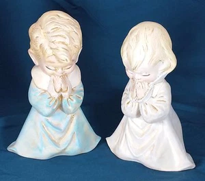 Estatuillas vintage de niño y niña rezando, hechas a mano, yeso, de 7 1/2" a 8" de alto - Imagen 1 de 12