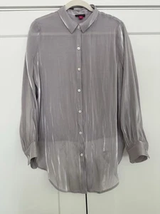 Camicia trasparente con bottoni e righe argento metallizzato Vince Camuto prezzo al dettaglio consigliato $99 taglia small - Foto 1 di 4