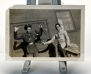Foto de la Segunda Guerra Mundial de los soldados de EE. UU. jugando - Imagen 1 de 3