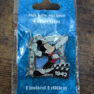 Hong Kong Disneyland Mickey Mouse 1942 Collection Limited Edition Pin Badge 3d - Foto 1 di 2