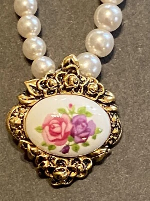 COLLAR COLGANTE DE PERLAS DE HILO SINTÉTICO AVON DE COLECCIÓN con colgante de esmalte floral dorado 14" Foto 1 de 4