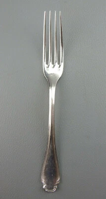 Fourchet de table en métal argenté ALFENIDE Christofle, modèle Pompadour, 21 cm. - Photo 1/3