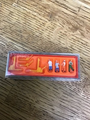 N scale Preiser 79082 Stock Workers : 1/160 scale Figures - Image 1 of 3