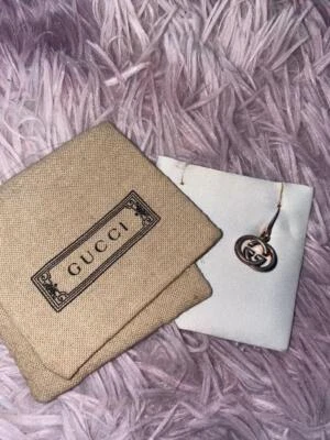 Pendientes Gucci entrelazados en G de plata de ley 925 con pasador de plata muñón redondo Foto 1 de 4