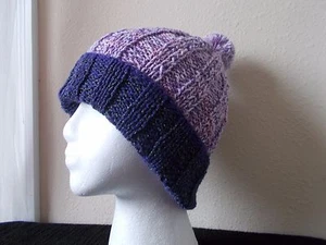 Handgestrickte elegante & warme Bommelmütze/Mütze, lila/lavendel - Bild 1 von 8