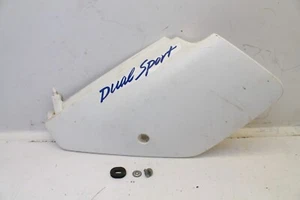 Suzuki DR350s 1991 OEM 47211-15D00-30H LH cuadro izquierdo panel de cubierta lateral - blanco - Imagen 1 de 6