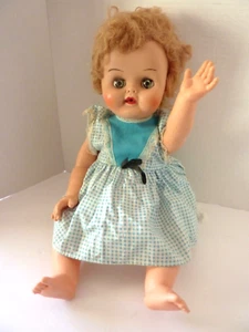 Vintage 1950er-60er 18" Baby Puppe Trinken & nasse Augen verbunden mit blau kariertem Kleid - Bild 1 von 8