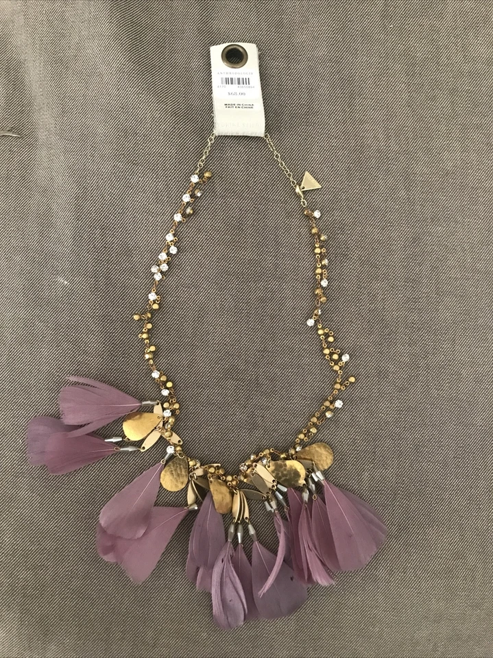 NUEVO CON ETIQUETAS $68 Anthropologie Sarafina Babero Collar Cuentas Plumas Púrpura Joyería Foto 1 de 4